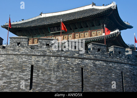 Paldalmun Gate Fortezza di Hwsaeong in Suwon Corea del Sud Foto Stock