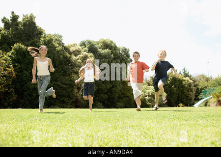 I bambini in esecuzione sull'erba Foto Stock