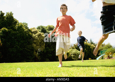 I bambini in esecuzione sull'erba Foto Stock