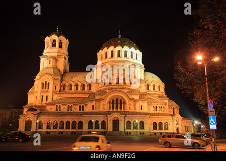 Aleksander Nevski Memorial Church di notte a Sofia in Bulgaria Foto Stock