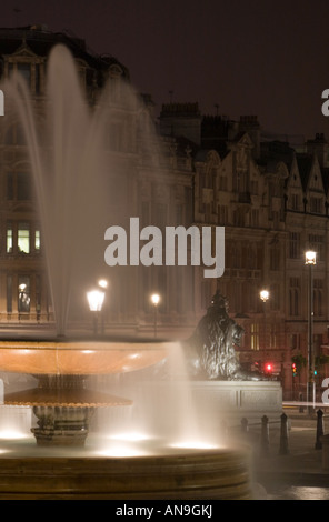 Notte tempo-shot presi da Trafalgar Square guardando giù verso Whitehall, Londra Foto Stock