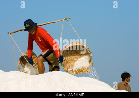 Uomo di depositi di sale di allevamento dalla spalla tradizionali ceste Bangkok in Thailandia Foto Stock