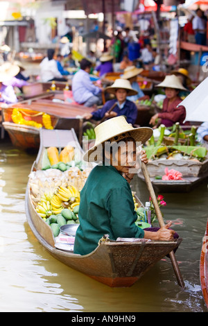 Venditore di frutta nel Damnern Saduak mercato galleggiante Bangkok in Thailandia Foto Stock