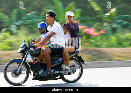 Viaggio di famiglia su un motociclo Bangkok in Thailandia Foto Stock