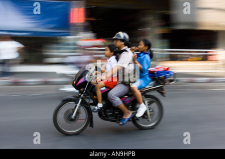 " Commuter " e i suoi bambini viaggiano su una moto Bangkok in Thailandia Foto Stock