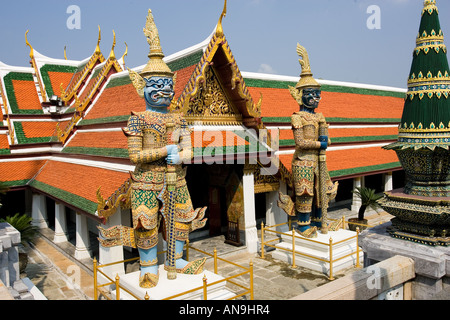 Demon statue giganti guard un ingresso al Grand Palace e il Complesso del tempio di Bangkok in Thailandia Foto Stock