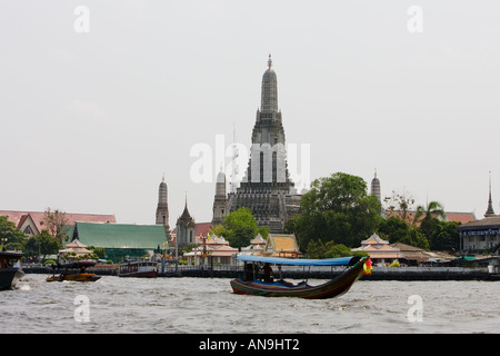 Wat Arum Tempio dal fiume Chao Phraya Bangkok in Thailandia Foto Stock