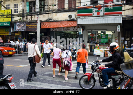 Attraversamento pedonale Bangkok in Thailandia Foto Stock