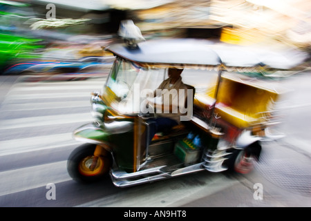 Un tuk tuk Taxi Bangkok in Thailandia Foto Stock