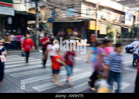 Attraversamento pedonale Bangkok in Thailandia Foto Stock