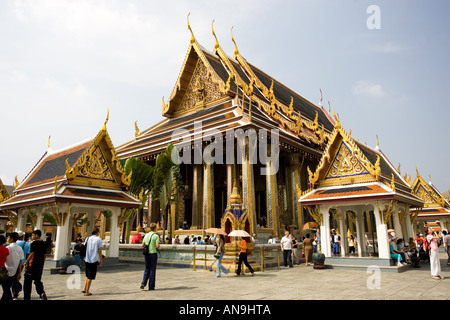 I turisti alla Royal Tempio del Buddha di Smeraldo Wat Phra Keow e Salarai Bangkok in Thailandia Foto Stock