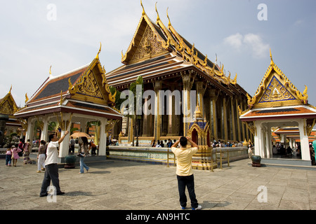 I turisti fotografare il Royal Tempio del Buddha di Smeraldo Wat Phra Keow e Salarai Bangkok in Thailandia Foto Stock