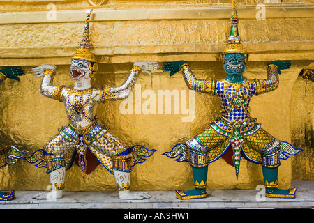 Custode sculture alla base di una Golden Chedis Bangkok in Thailandia Foto Stock