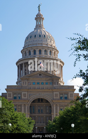 State Capitol con bandiera a metà il montante Foto Stock