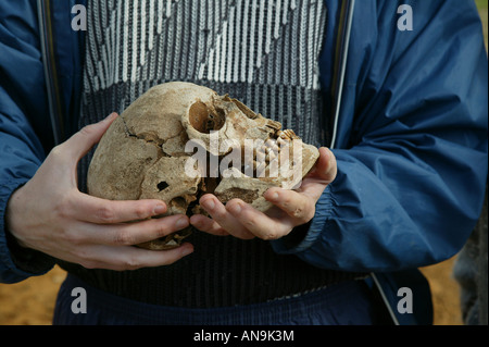 Archeologo tenendo un epoca vichinga uomo Foto Stock