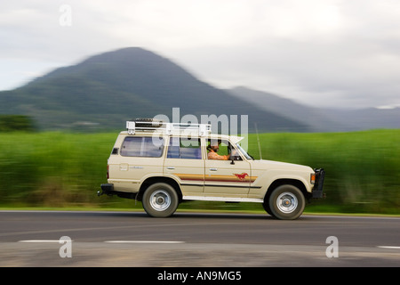 La trazione a quattro ruote motrici il veicolo sulla strada vicino a Cairns Queensland Australia Foto Stock