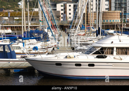 Yacht ormeggiati lungo il Boardwalk a Swansea Marina South Wales UK Foto Stock