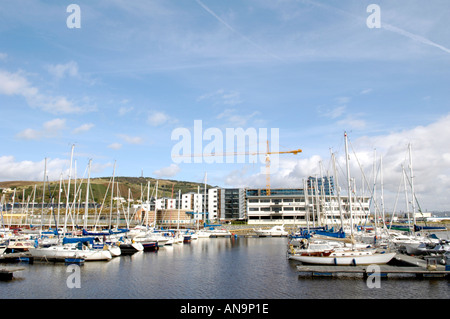 Barche yacht ormeggiati lungo il Boardwalk a Swansea Marina Wales UK Foto Stock