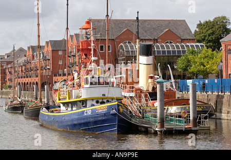 Visualizzazione delle vecchie navi nella parte anteriore del museo a Swansea Marina Wales UK Foto Stock