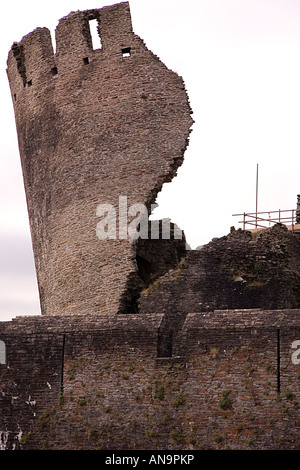 Castello di Caerphilly a sud-est della torre, danneggiato dalla polvere da sparo Foto Stock