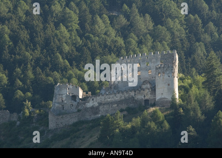 Castello in rovina di Montechiaro o Lichtenberg, Val Venosta, Alto Adige, Italia Foto Stock