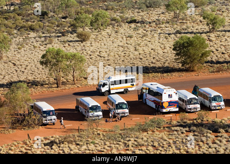 Pullman turistici a Ayers Rock Uluru rosso centro Australia Foto Stock