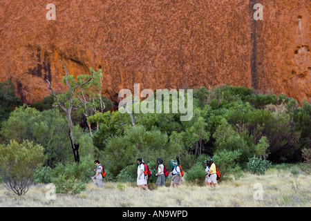I turisti alla base di Ayers Rock Uluru rosso centro Australia Foto Stock