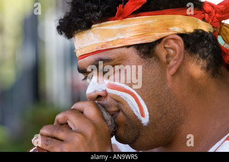 Aborigeno australiano gioca didgeridoo Nuovo Galles del Sud Australia Foto Stock