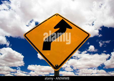 Cartello stradale di avvertimento di pieghe in road Red Centre Australia Foto Stock