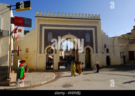 Bab Bou Jeloud, l'entrata principale all'antica medina di Fez, Marocco Foto Stock