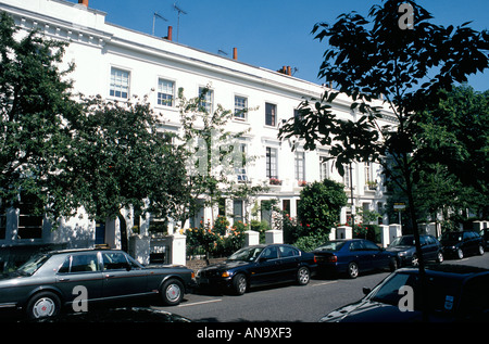 Strada residenziale di case di lusso in affluent Kensington London W8, Regno Unito Foto Stock