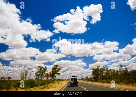 La trazione a quattro ruote motrici veicolo su strada nel Red Centre Australia Foto Stock