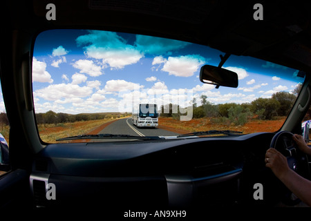 Vista del pullman dall interno della trazione a quattro ruote motrici veicolo rosso centro Australia Foto Stock