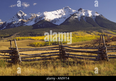 Hayden picco nella gamma Sneffels, San Juan Mtns, vista in autunno da ultimo dollaro Road, Colorado, STATI UNITI D'AMERICA Foto Stock