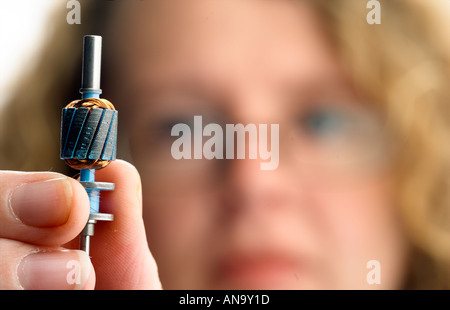 Ingegnere femmina di ispezione di un componente Foto Stock