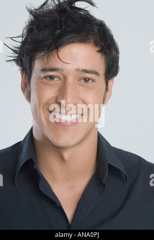 Uomo ispanico con disordinati capelli Foto Stock