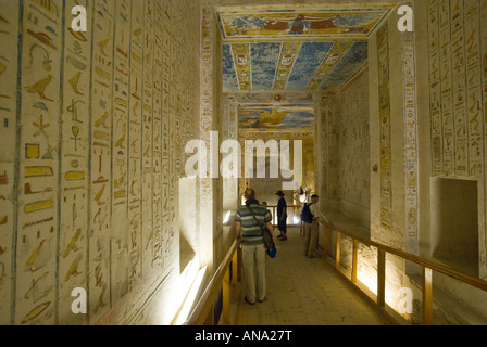 In Egitto la Valle dei Re vicino a Luxor turisti all'interno della tomba KV2 di Ramses IV Foto Stock