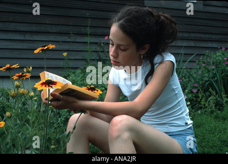 Tredici anno vecchia ragazza assorbiti in un libro Foto Stock