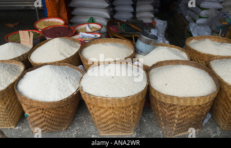 Cina Yunnan Ruili città di confine cibo locale mercato del riso in cestelli per la vendita Foto Stock