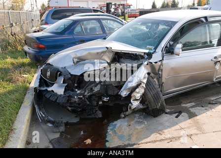 Automobile coinvolta in un incidente che i totali della macchina Foto Stock
