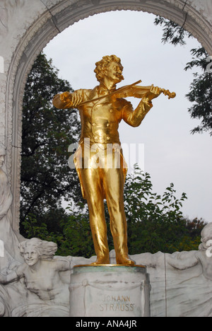 Statua dorata del compositore Johann Strauss II, Stadtpark, Vienna, Austria Foto Stock