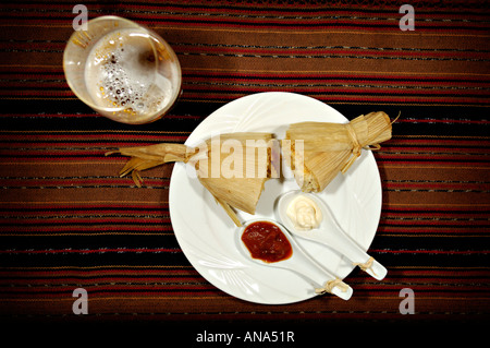 Massimo Mauro messicano tagliato a metà servito sulla piastra con salsa e bicchiere di birra Foto Stock