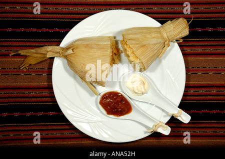 Massimo Mauro messicano tagliato a metà servito sulla piastra con salsa Foto Stock