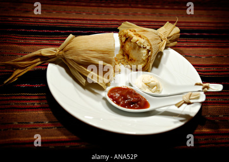 Massimo Mauro messicano tagliato a metà servito sulla piastra con salsa Foto Stock