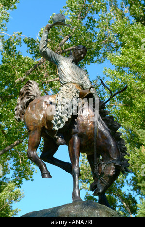 Statua di bronzo di Cowboy Bud Buller nel parco centrale di Jackson Wyoming USA Foto Stock