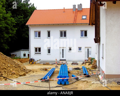 Sito di costruzione sito in costruzione sito di opere opere stradali home famiglia nuova moderna casa a schiera town house fila casa di nuova costruzione Foto Stock