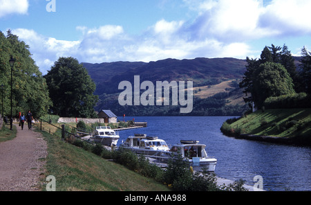 Barche ormeggiate su Caledonian Canal vicino a Fort Augustus Highlands scozzesi Foto Stock