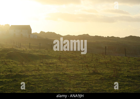 Pittoreschi cottage rurale in inverno sopito sun, vicino a Malin Head peninsula, Donegal Inishowen, Irlanda Foto Stock