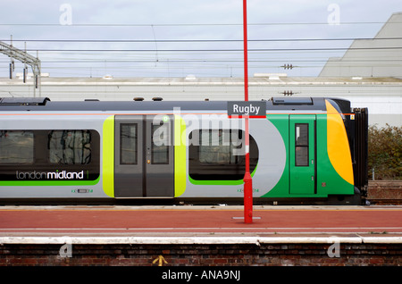 London Midland classe 350 Desiro il treno alla stazione di Rugby, England, Regno Unito Foto Stock