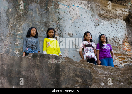 Bambini indonesiani a giocare all'interno Tamansari o castello d'acqua Yogyakarta Indonesia Java Foto Stock